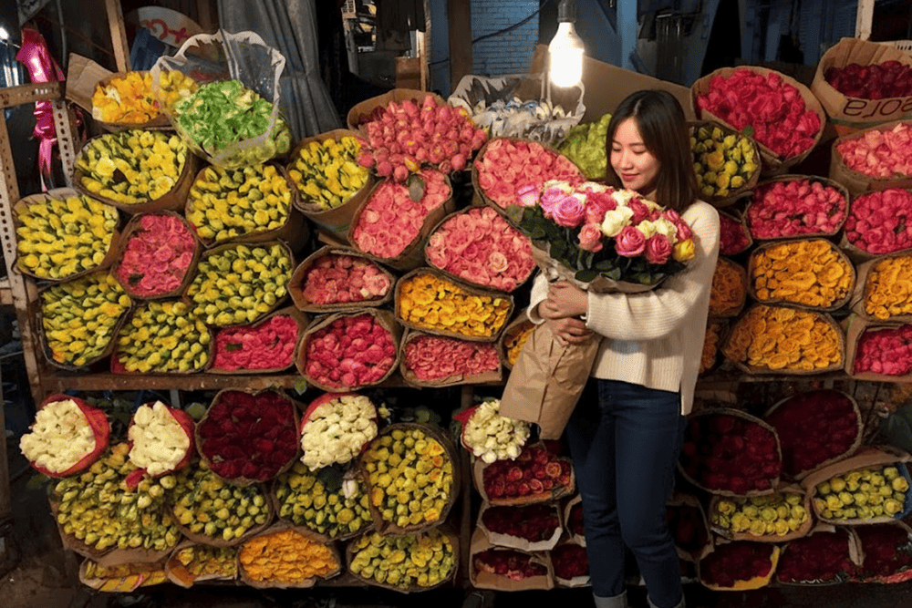 Những gian h&agrave;ng tại chợ lu&ocirc;n đầy ắp hương hoa